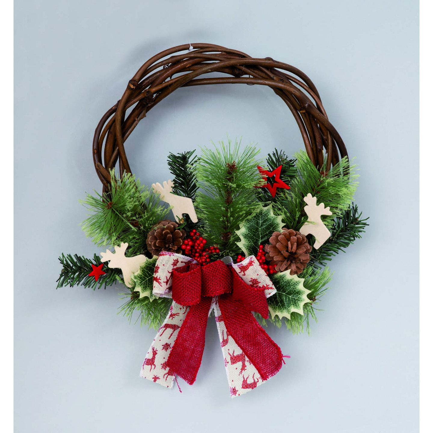 Corona in vimini per decorazioni natalizie con pigne e fiocchetti 30 cm